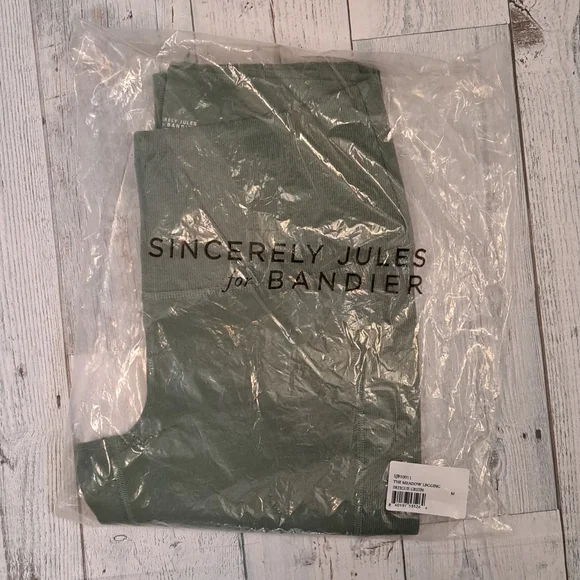 Bandier x Sincerely Jules The Meadow Legging in Fatigue Green - Picture 7 of 12